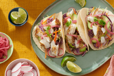 EVERYTHING<br />
CRUSTED COD<br />
TACOS WITH<br />
TANGY SLAW