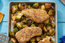 EVERYTHING<br />
CRUSTED COD WITH<br />
POTATO-BRUSSELS<br />
SPROUT HASH