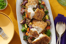 EVERYTHING<br />
CRUSTED COD<br />
WITH ROASTED<br />
VEGETABLE<br />
QUINOA SALAD
