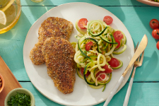 EVERYTHING<br />
CRUSTED COD<br />
WITH LEMONY<br />
ZUCCHINI NOODLES